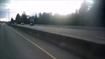 Caméra embarquée du motard qui atterrit sur le coffre d'une voiture pendant un crash