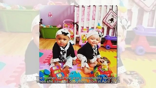 Ces jumelles sont de couleur différente! Une blanche et une noire!