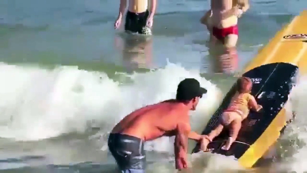 Magnifique ! Ce papa surfe avec son bébé !