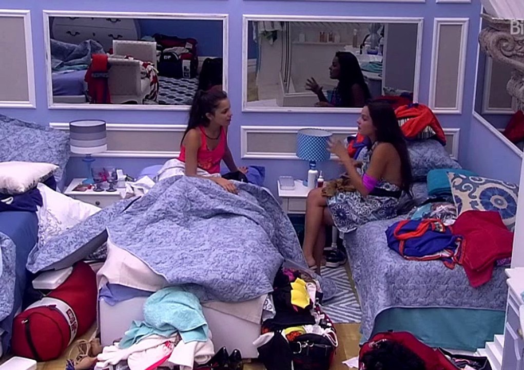 #BBB17 - Emily se diz incomodada com brothers deitando em sua cama