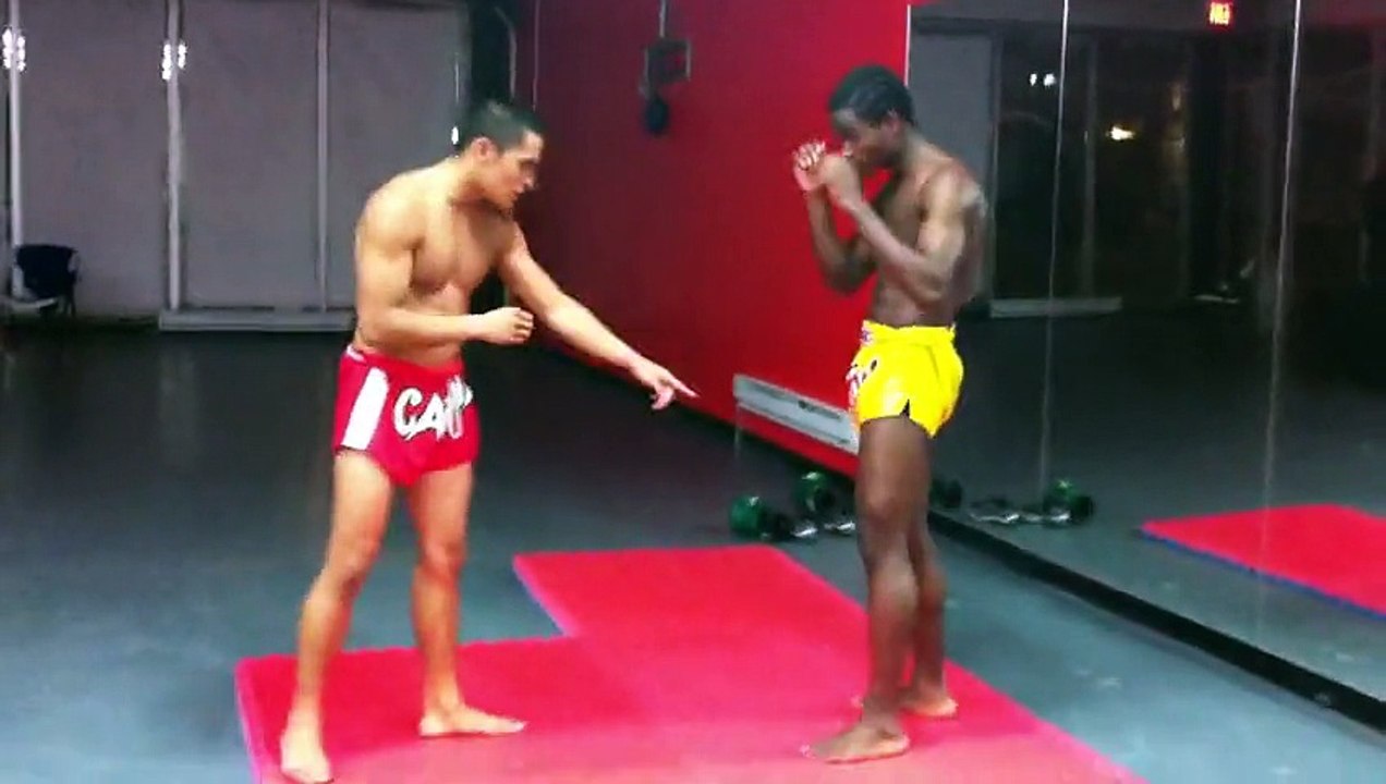 Un coach déboite le genou de son élève avec low kick violent