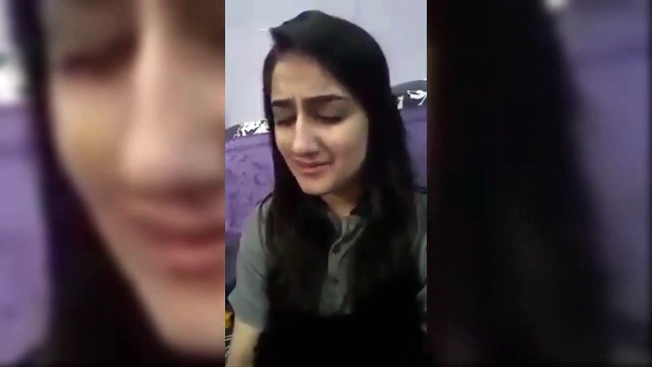 Pakistani Beautiful Girl Singing Song