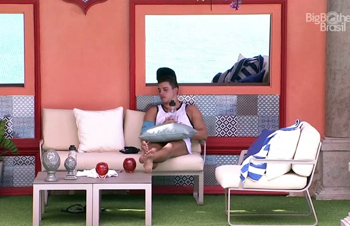 #BBB17 - Manoel chora sozinho no lounge da piscina