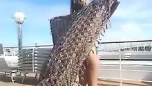 Cette jolie demoiselle fait des trucs dingues avec un simple foulard