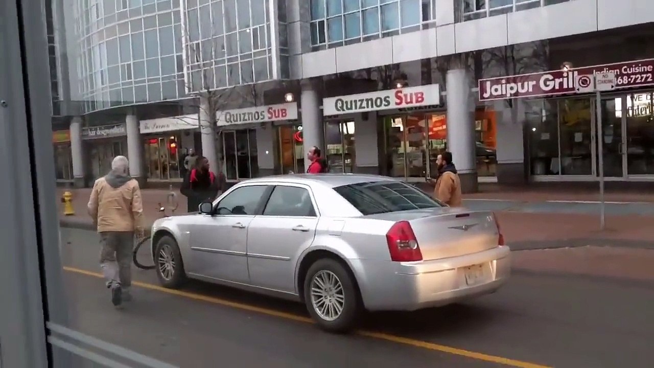 Ce cycliste est très en colère contre cet automobiliste... Violent