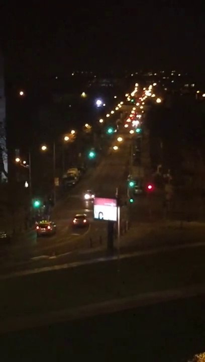 Ce débile qui fait des drifts avec une voiture...
