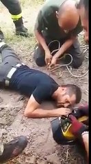 Des pompiers sauvent un chiot coincé !