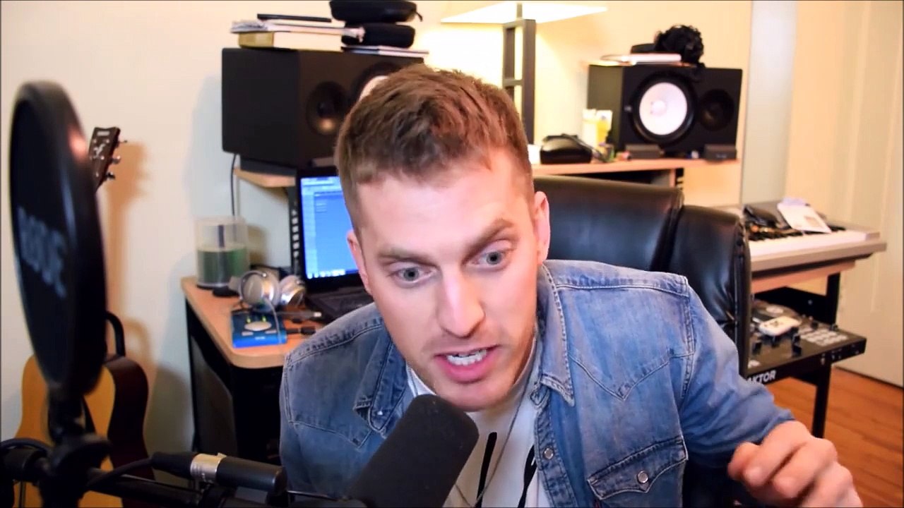 Le DJ 80Fitz fait du beatbox après avoir inhalé de l’hélium