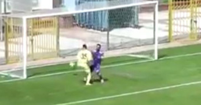 Penaltı Kurtaran Kalecisine Sarılırken Kendi Kalesine Gol Attı
