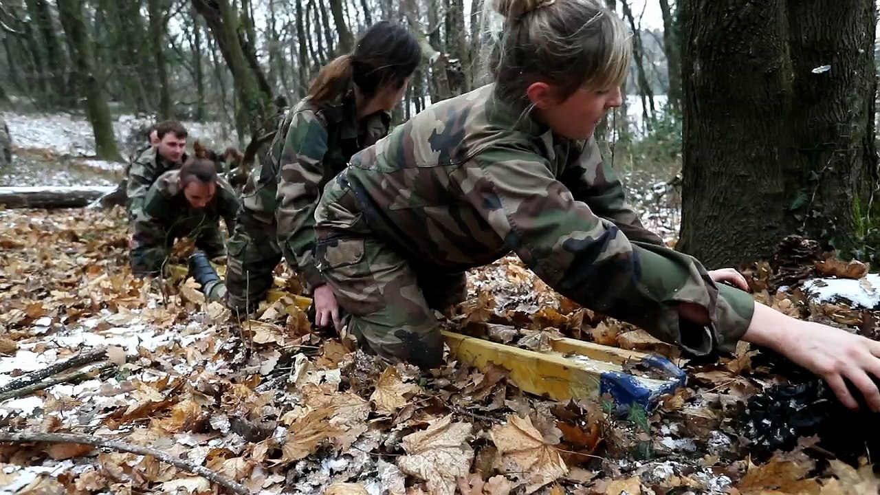 Drôme : les étudiants de l'école de commerce rampent dans la neige avec les Spahis