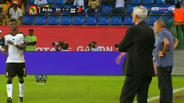 لاعب غانا يبصق علي مدرب المنتخب المصري (هيكتور كوبر) في تصرف غير اخلاقي