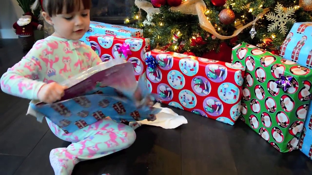 Bad Baby Santa Claus burns Christmas tree!! Toy...