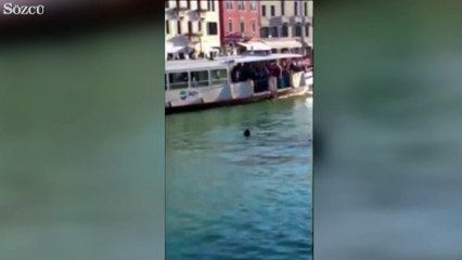 İtalya'da Afrikalı bir göçmen insanların gözleri önünde boğuldu