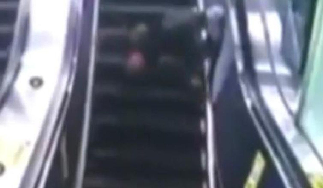 Yürüyen merdiven faciası: Yaşlı adam  ölümden döndü