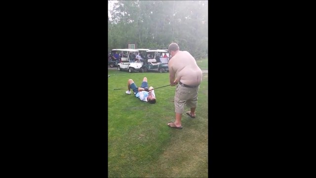 Des gars bourrés s'amuse faire du golf en mode dangereux!