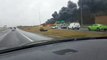 Enorme incendie après le crash d'un camion qui transporte de l'essence sur l'autoroute
