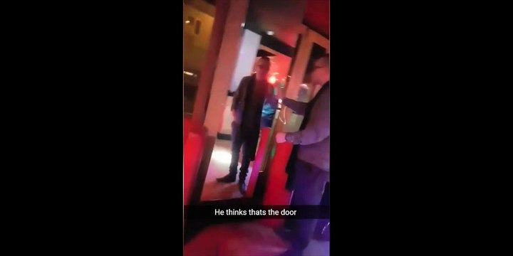 Ce gars est très courtois avec son propre reflet... C'est moche l'alcoolisme