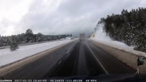 Un camion perd le controle subitement et s'ecrase contre le bord de l'autoroute