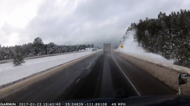Un camion perd le controle subitement et s'ecrase contre le bord de l'autoroute