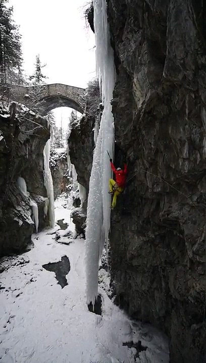 Cet alpiniste chute en escaladant une cascade gelée !