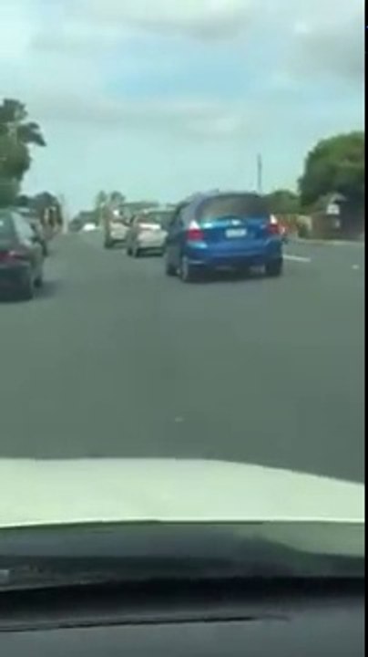 Ce gars conduit avec une balançoire sur le toit... Ah ouais