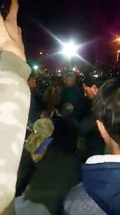 هموطنان در شاهین شهر اصفهان مقابل آتش نشانی این شهر جمع شدند و همدردی خود را با واقعه پلاسکو اعلام کردن