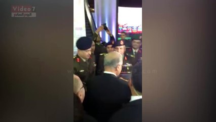 بالفيديو..جناح وزارة الدفاع بمعرض الكتاب يكرم رئيس الوزراء