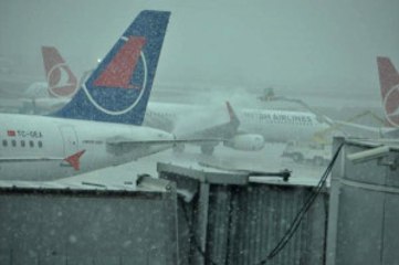 Kar Basladı,uçak Seferlerinde Aksama Yok