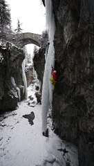 Un homme chute en escaladant une cascade gelée !