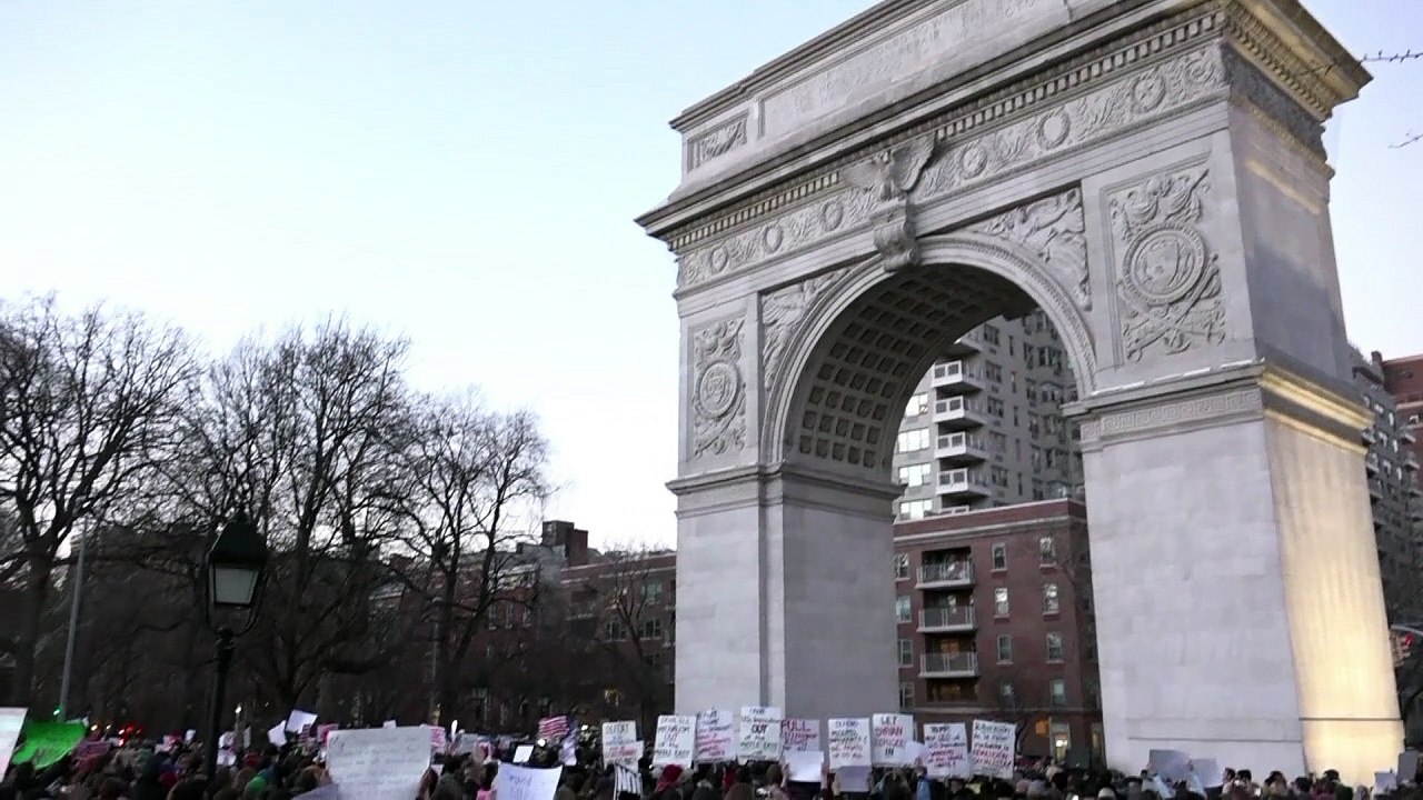 New Yorkers demonstrate in support of immigrants and Muslims