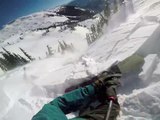 En snowboard, il tombe dans une avalanche et s'en sort grâce à son sac à dos airbag.