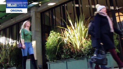 Kelly Klein récidive et arpente les rues de Londres sans top !