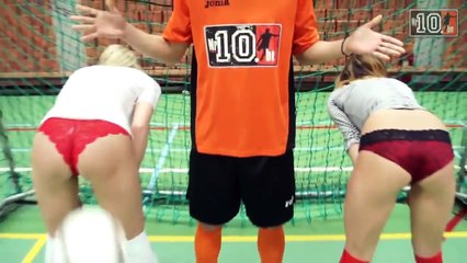 kaleye geçen kızların kalçasına şut çekmek