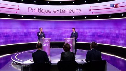 Le débat de la primaire : Benoît Hamon ne connaît pas le prix d'un porte-avion