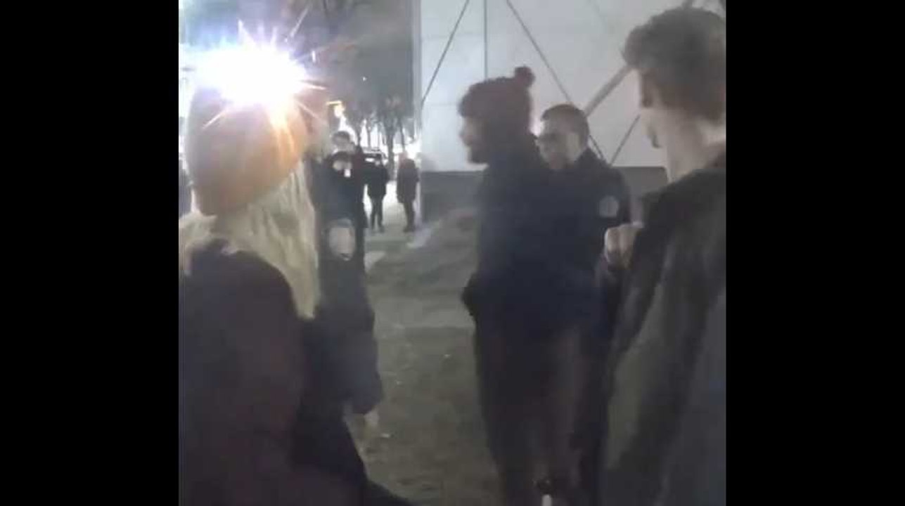 Les images de l'arrestation de Shia LaBeouf pendant son live anti-Trump