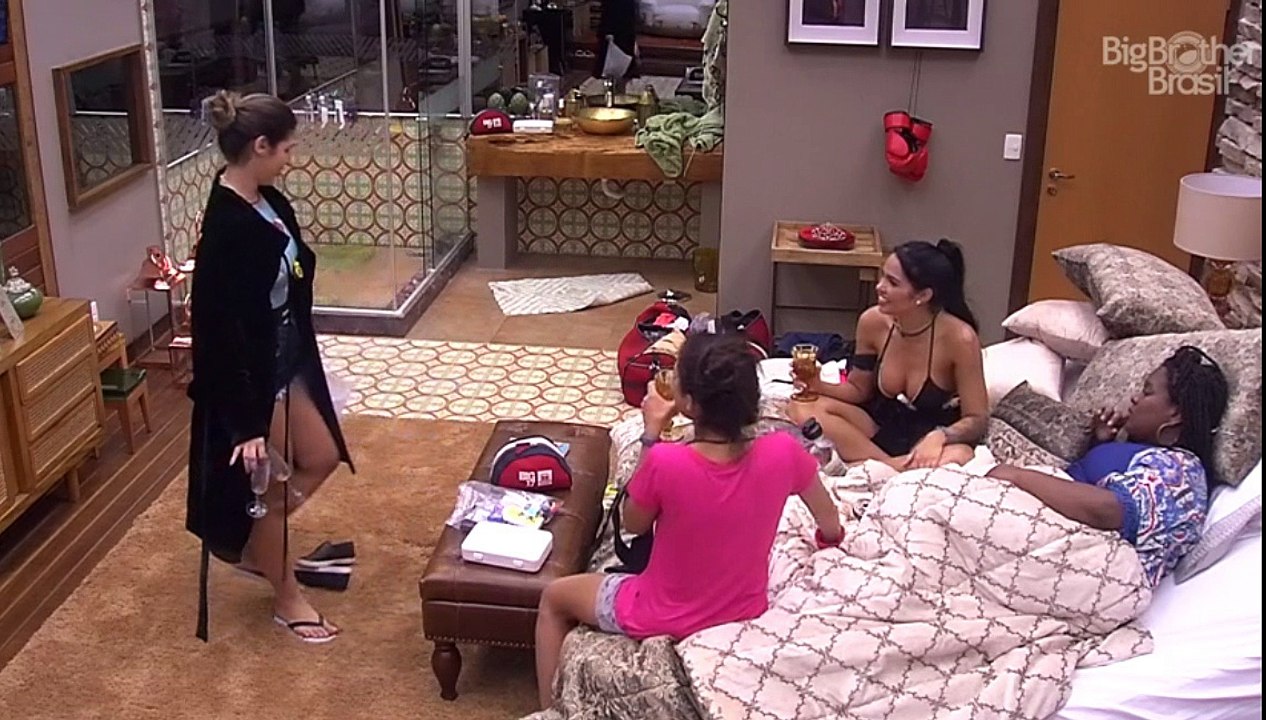 #BBB17 - Mayara e Vivian criticam brincadeira de Gabriela: "ODEIO QUE FAZ ISSO"