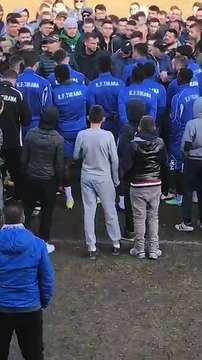 Momenti i përleshjes mes tifozëve dhe lojtarëve të Tiranës