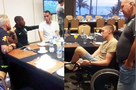 EMOÇÃO!! Neto e follmann sobreviventes da Chapecoense visitam jogadores da Seleção Brasileira