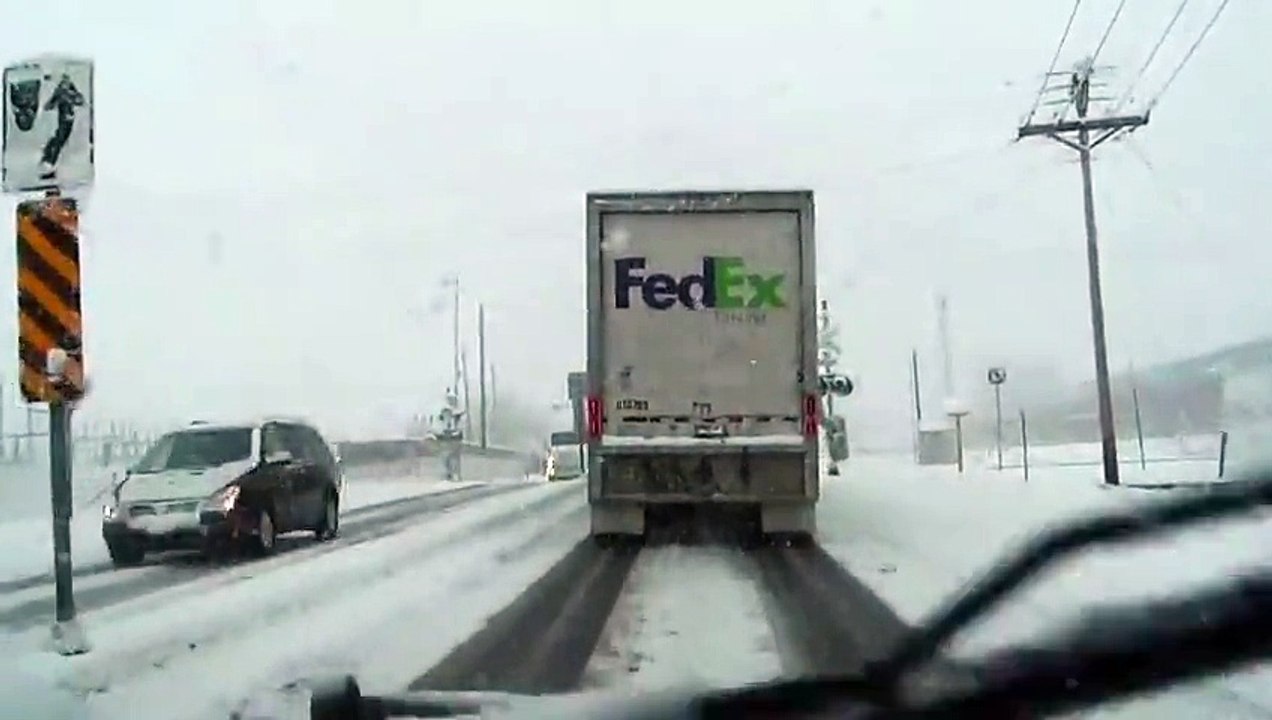 Mal engagé sur la voie ferrée, ce camion se fait arracher sa remorque par un train