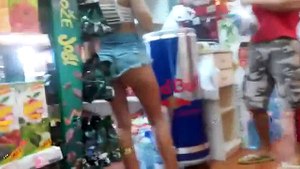 Novinha de shortinho socado no mercado