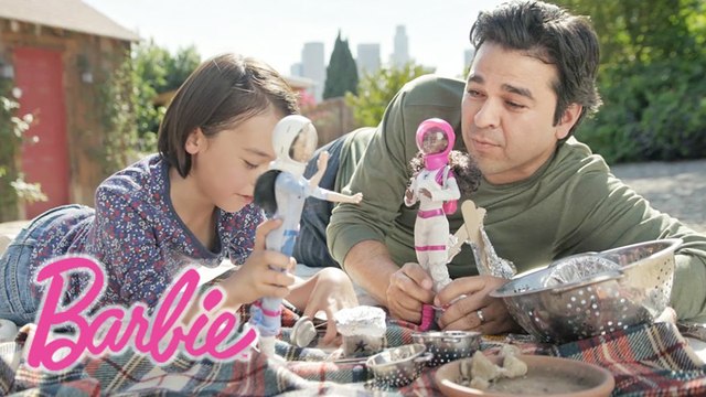 Des pères jouent à la poupée avec leur fille