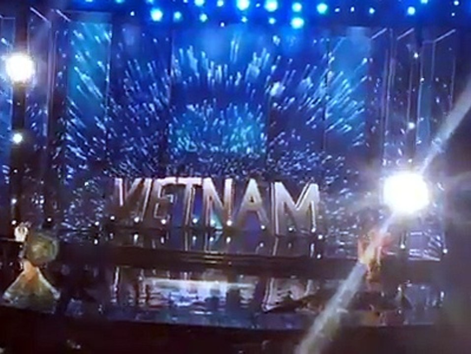 Lệ Hằng trình diễn trang phục dân tộc tại Miss Universe 2016