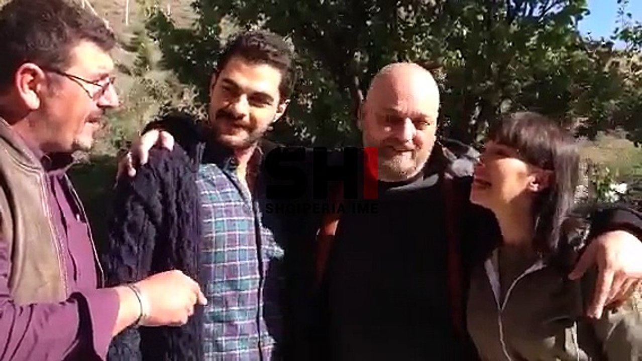 Aktorët serialit më të ndjekur turk përshëndesin Shqiptarët shqip dhe me shqiponjen dykrenare (Foto/Video)