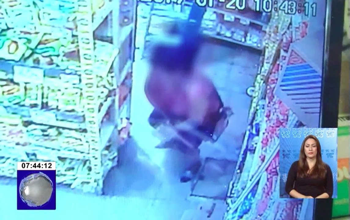 Cámaras de seguridad captaron el instante en que mujeres se sustraían productos de supermercado