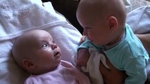 Un papa filme ses bébés jumeaux en pleine communication (hilarant !)
