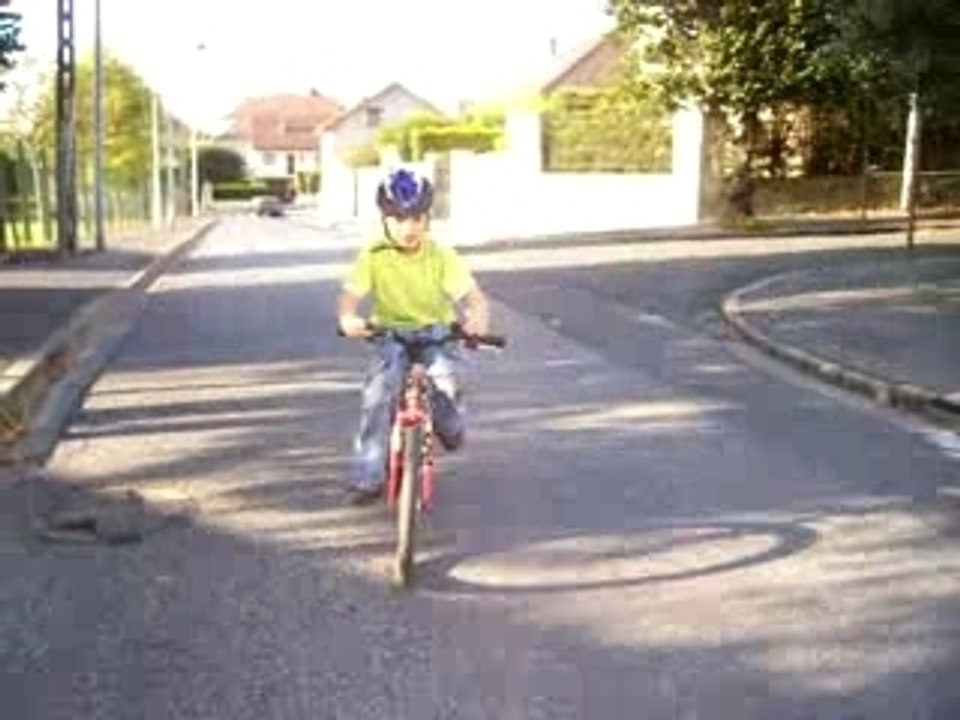 Adrien 10 ans fait du vélo (Sept 2007)