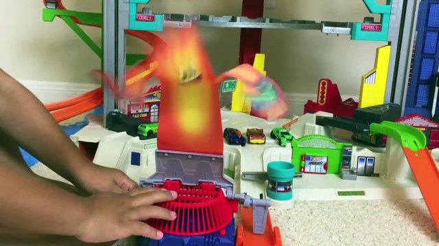 BIGGEST HOT WHEELS ULTIMATE GARAGE PLAYSET Shark Attack Disney Cars Toys McQueen kids Toys Review