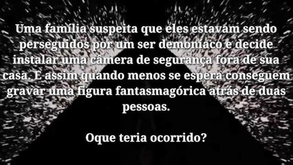 Câmera de segurança registra fantasma perseguindo casal.