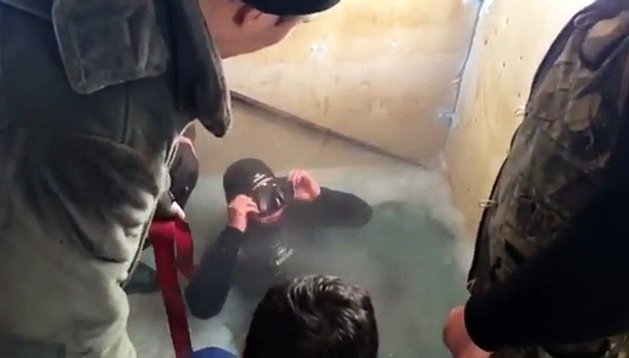 Un plongeur récupère un téléphone tombé dans une eau gelée !