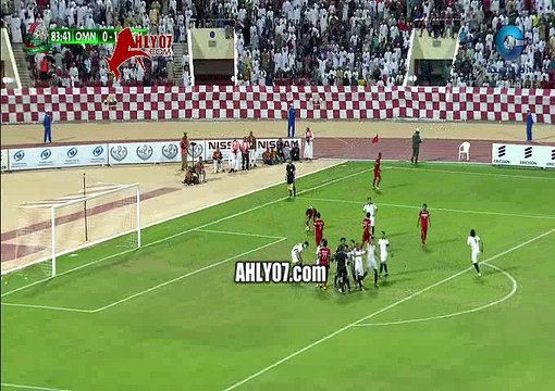 شاهد خناقة واشتباك لاعبو منتخب مصر وعمان في أرض الملعب